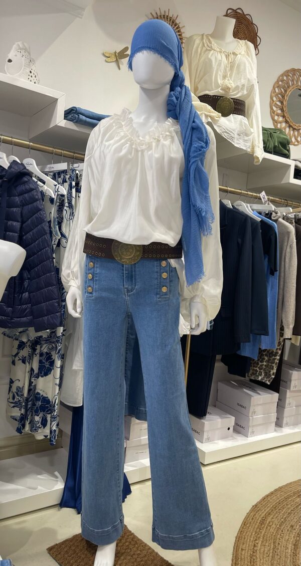 Jeans zampa con bottoni dorati laterali
